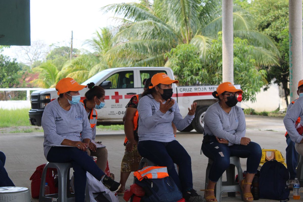 CruzRoja_MX's tweet photo. 🙋‍♀️Dulce es voluntaria comunitaria de #CruzRojaMexicana en Teapa, #Tabasco y pertenece a la Brigada ‘Hormigas Guerreras al Rescate’

“Sabemos que no podemos evitar los #fenómenos, pero tratamos de prevenir o de mitigar un poco del daño que nos puedan ocasionar al estar preparados” https://t.co/OjRjxQ7O16