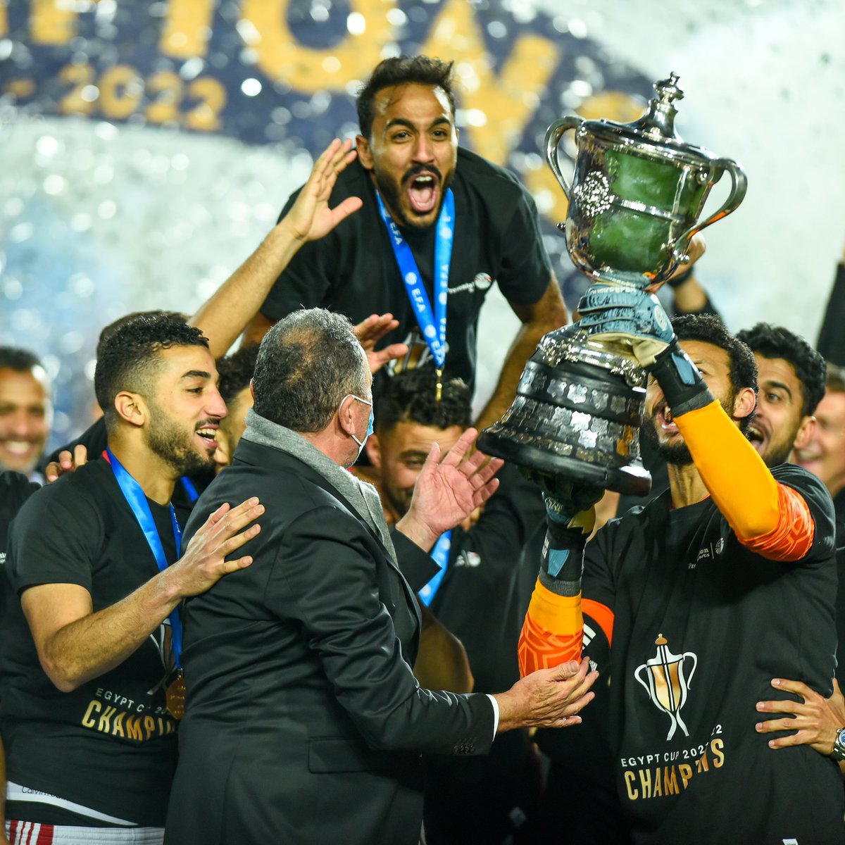 AlAhly's tweet photo. 📍هنا الأهلي 🦅
الأكثر تتويجًا ببطولة كأس مصر 38 لقب.🔝💪
#يلا_يا_أهلي https://t.co/6XidxAOjvY