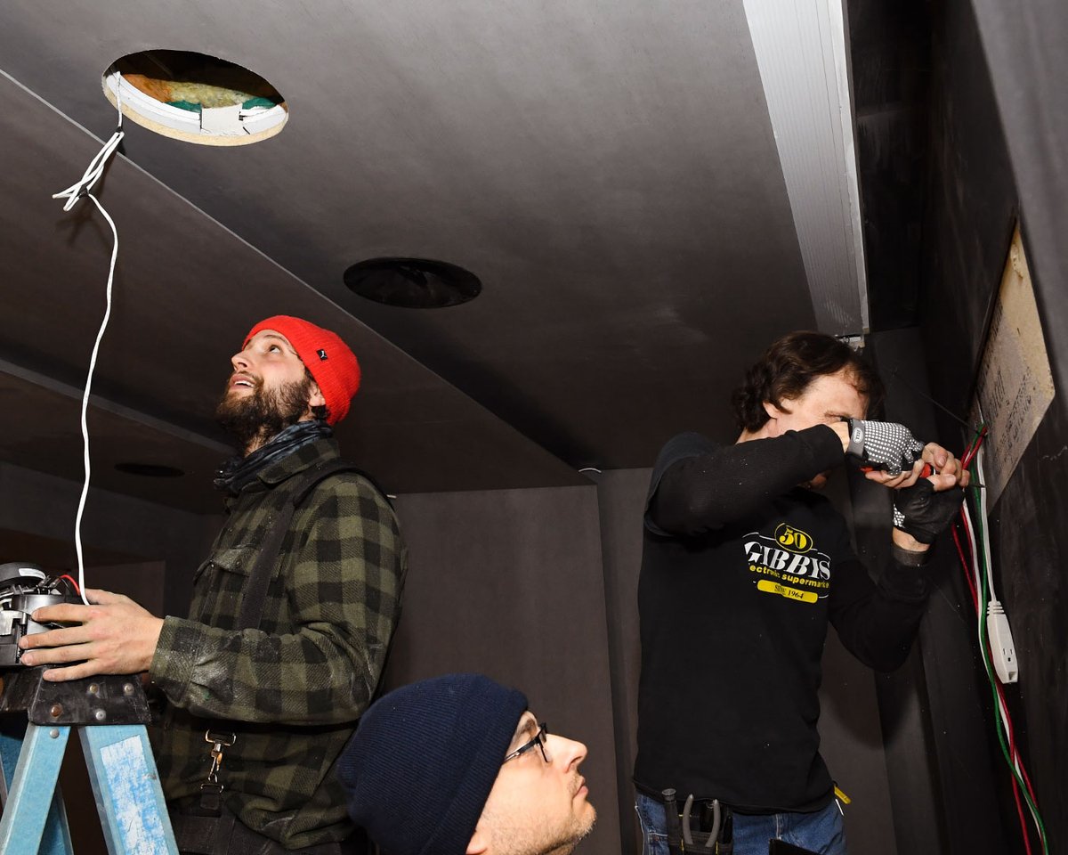 ⚡ Check out our team installing ceiling speakers and a TV for a client!  We can do the same for you and more - call us at 1-866-696-7189 📞 and ask for Dave Huizen or fill out the form: gibbyselectronicsupermarket.ca/home-installat…

#tvinstallation #speakerinstallation #ceilingspeaker #custominstall