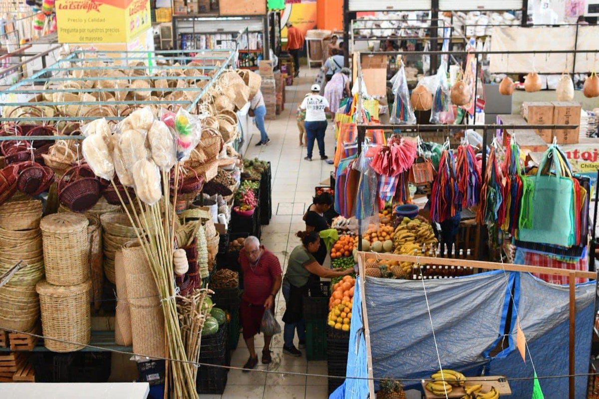 ColimaMunicipio's tweet image. Estas #VacacionesDePascua vive la tradición, sabor y color de #Colima en sus mercados😋

Come, ama ¡#ViveColima ❤️!