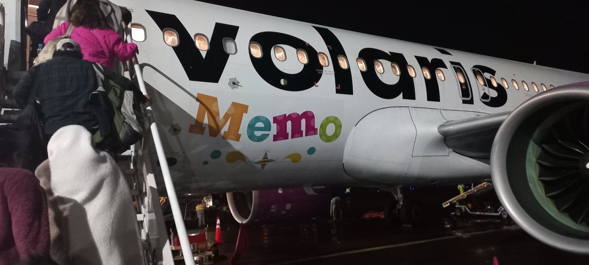Francisco_mtzr's tweet photo. @flyvolaris Pregunta importante para ustedes en @flyvolaris 
1. El avión en el que volamos ayer, aqui sigue, es con "Memo"
2. Nosotros como viajeros aqui seguimos esperando
3. La tripulación por aqui anda
Y lo más importante el aeropuerto de #Tijuana ya esta abierto!
¿Qué mas falta? https://t.co/wtwCl3fjW0