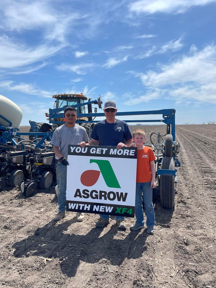The FIRST plot of the year is in the ground and you couldn’t ask for better planting conditions!☀️ thank you LRS Farms! Make sure you keep an eye out for our new XF4 varieties👀 This is a class to get excited about! 

<a href="/DKAS_SIL/">DEKALB Asgrow SIL</a> <a href="/RRXtend/">@RRXtend</a> <a href="/Asgrow_DEKALB/">DEKALB Asgrow Seed</a>