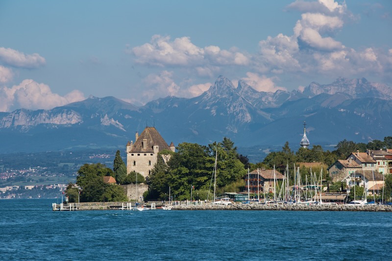 Headed to Lake Geneva? Take a boat ride to Yvoire, France: A Most Picturesque Medieval Village the lake... offbeatfrance.com/yvoire-france.…