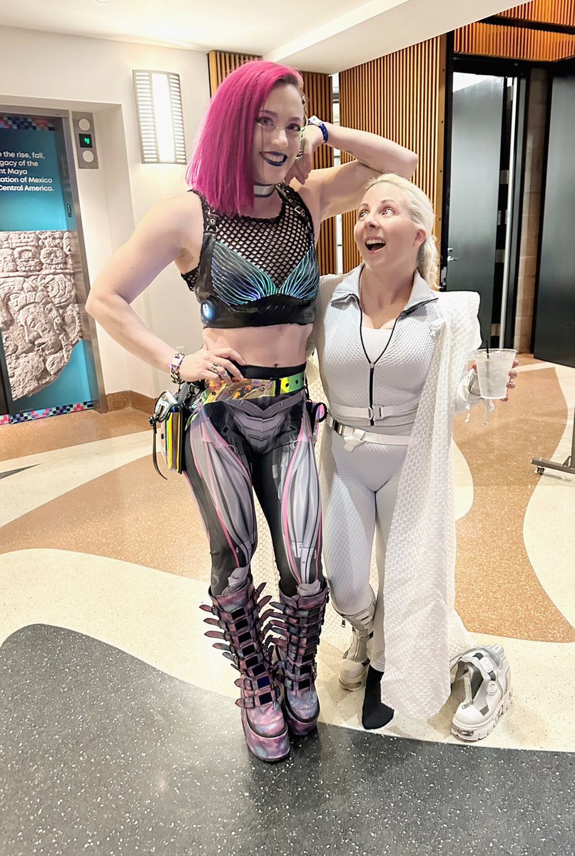 Got to see @ClaireMax and co at @YurisNight and had to do my party trick (taking off my big shoes to be my normal 5’0) 

👩🏻‍🚀🚀💜

Can’t wait for @NeotropolisHQ for more cyberpunky awesomeness