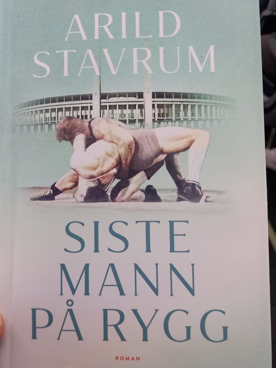 Eibisu's tweet photo. Anbefaling! 

I påska har jeg leste denne fine historien som @arild_stavrum har skrevet.

Jeg synes boka var veldig god. Den er interessant med tanke på tiden den handler om (mellomkrigstiden). Men  også relevant for tiden vi lever i nå med sportsvasking, boikott og faenskap. https://t.co/gDGZkyHldA