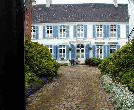 A large house in the town of #Hesdin in #NorthernFrance 

 buff.ly/419HlVg #France 🇨🇵 #travel #photo