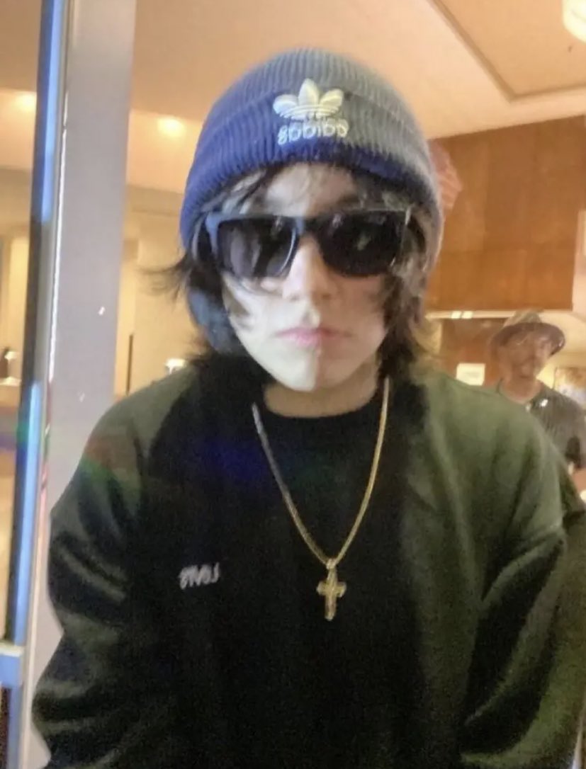 he looks so good im struggling to Breathe