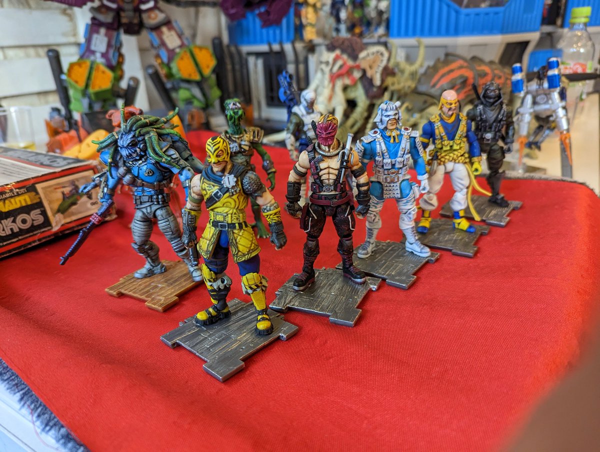 bh_gungs's tweet image. #じっせん10せんち
当日飛び入りのニューカマーが造って来た、フォートナイト改造の #NINJYAFORCE と、ポケモンの可動食玩を使った #PREDACON か秀逸なルナルティックエイリアン三人衆。
造形、塗装、おもちゃセンスのすべてが揃った新たな才能に震えるヒゲだ。
嬉し涙がほうを濡らす。(T_T)