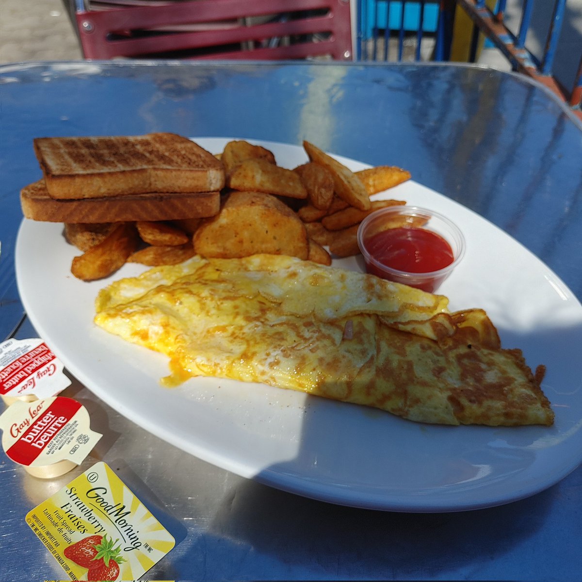 SusanGapka's tweet photo. After Sunday service enjoyed ham and cheese omelette on the @FutureBistro  Patio : https://t.co/jOjiW2PX8G