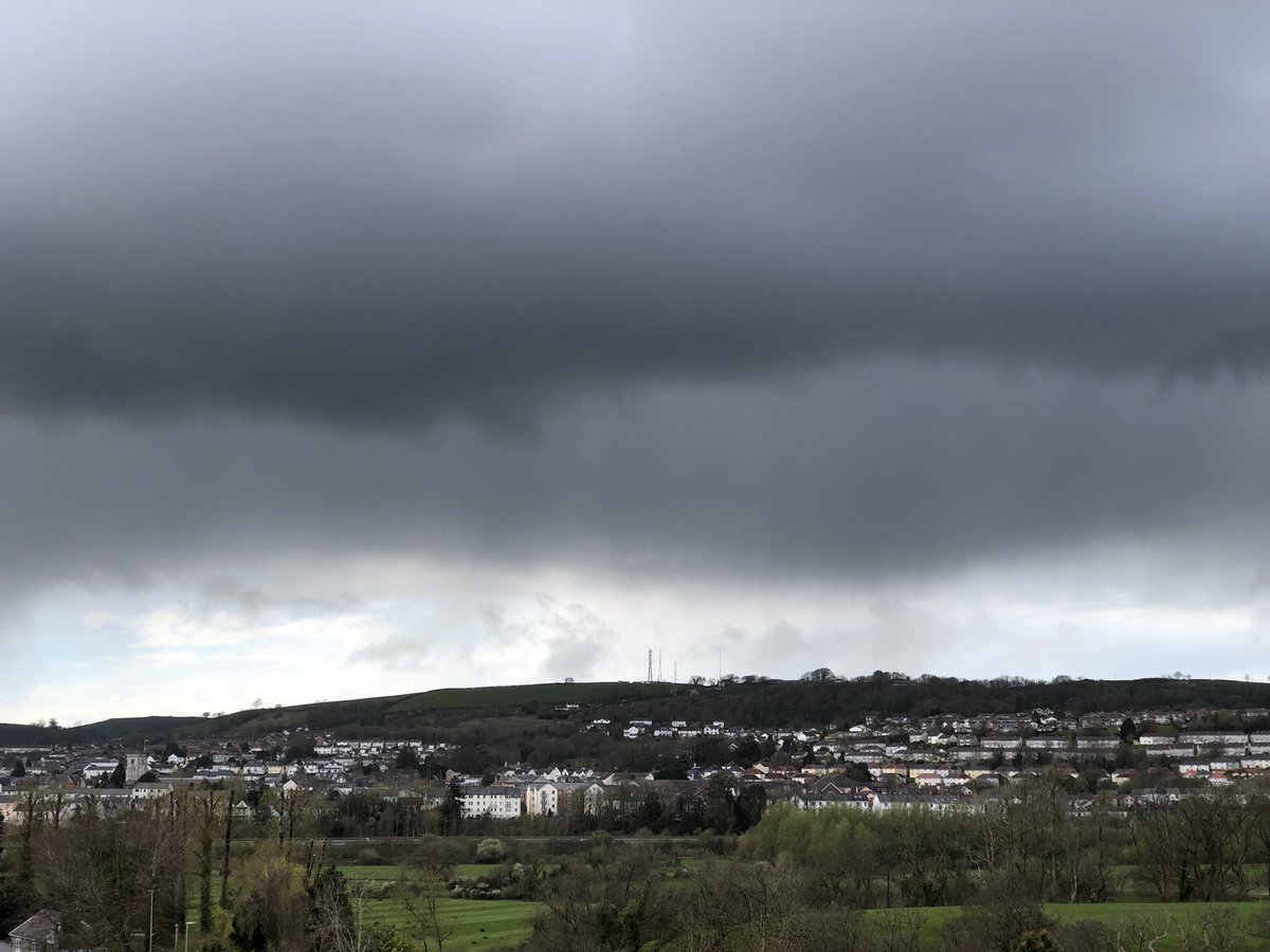 For #SmallBeautiesHour this week, here are four shots of the sky over Caerfyrddin tonight. It is currently sunny and calm, but before the calm, there was this…