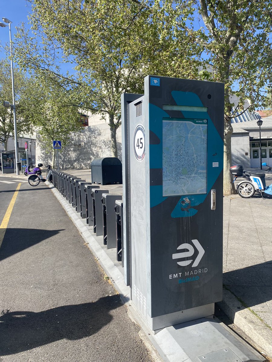 MadridDecadente's tweet photo. El súper “plan de choque” que anunció @AlmeidaPP_  para reflotar el desastre que el mismo y su colegui @bcarabante han causado en @bicimad y nos ha hecho tirar a la basura varios millones de euros y miles de bicis está saliendo como todo lo que gestiona ⬇️

Hay que echarles 😡 https://t.co/BVsxWGTlME