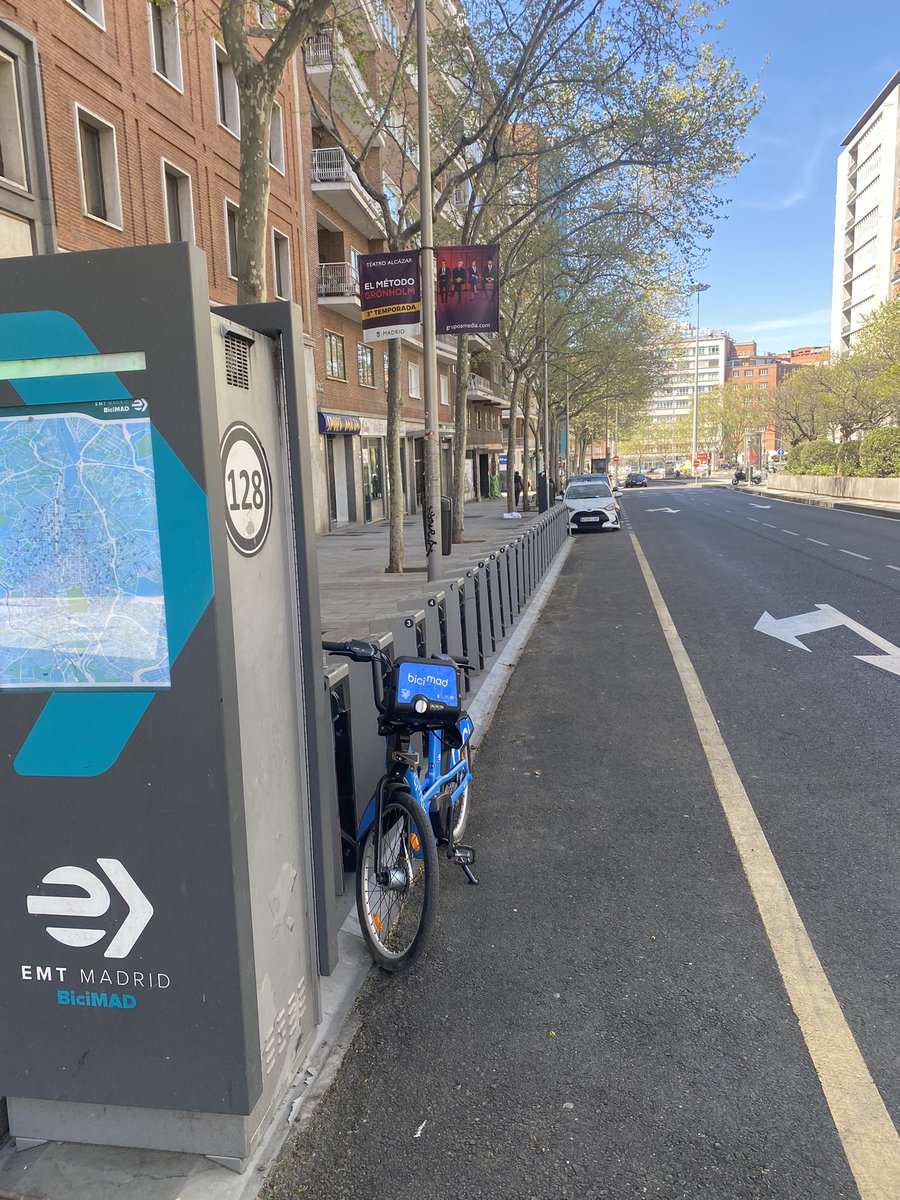 MadridDecadente's tweet photo. El súper “plan de choque” que anunció @AlmeidaPP_  para reflotar el desastre que el mismo y su colegui @bcarabante han causado en @bicimad y nos ha hecho tirar a la basura varios millones de euros y miles de bicis está saliendo como todo lo que gestiona ⬇️

Hay que echarles 😡 https://t.co/BVsxWGTlME