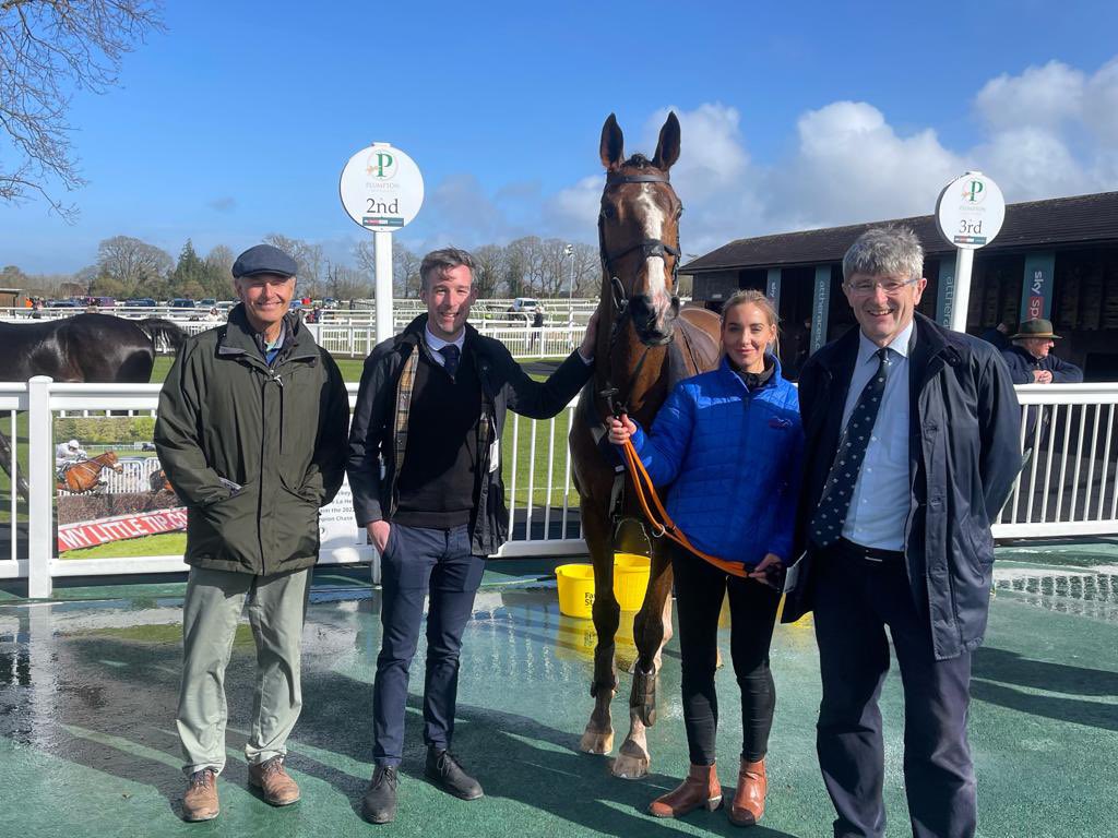 Captain Tom Cat putting in a beautiful round of jumping at @plumptonraces today just finding one too good 🔴🔵 @DevaRacing_