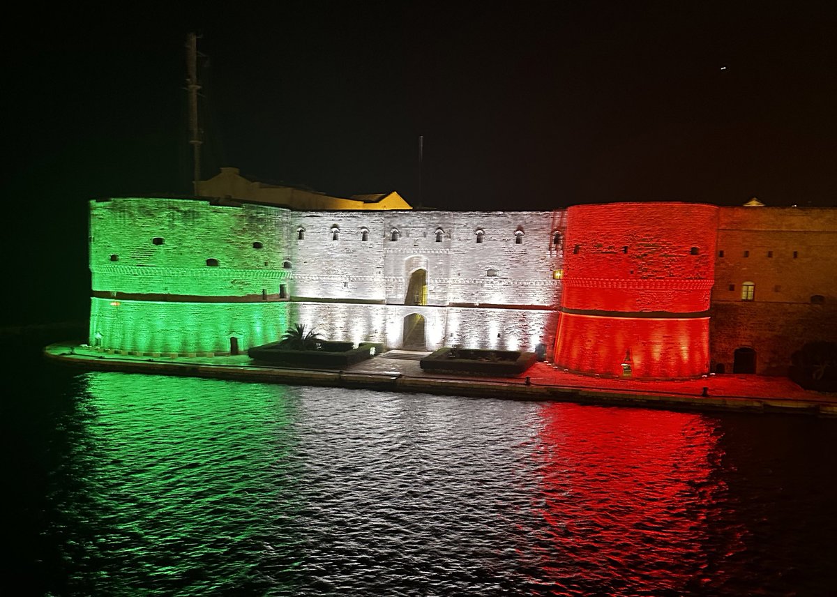 Un pezzo di ❤️ oggi tricolore 🇮🇹
#CastelloAragonese #Taranto #Italy