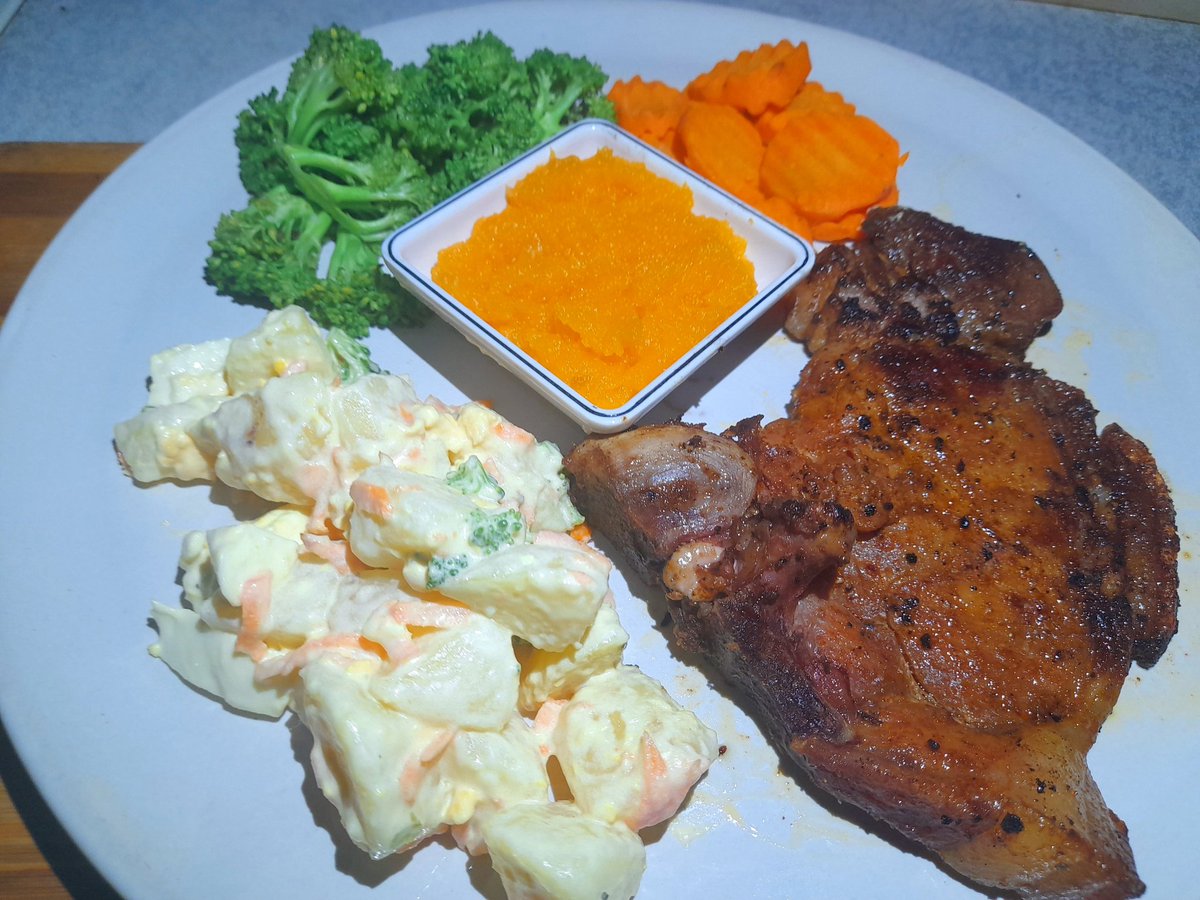 ngaapinde's tweet photo. Dinner is served , everything cooked pamoto no airfryer these days hakuna magetsi ππ.
@KingJayZim
@TeamFuloZim
Yours truly
#DimpledCitizen https://t.co/dlbT0ZCSdh
