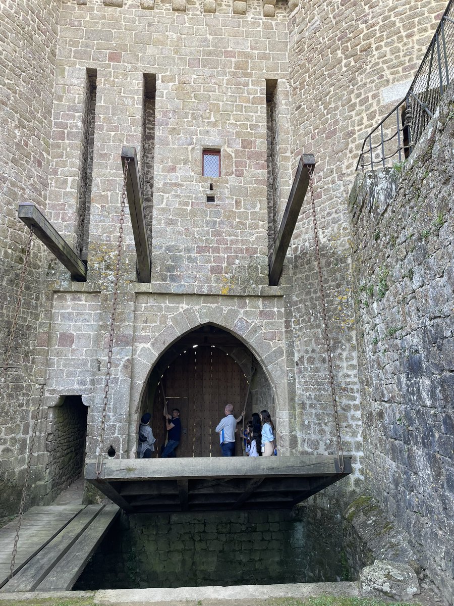MagGaspari's tweet photo. Week end 9 #slowlydays
échappée belle @ChateaudeLassay forteresse iconique et imprenable au cœur d’une petite cité de caractère
8 tours d’origine, une magnifique barbacane, un pont levis en état de marche, des salles meublées qui se visitent @MayenneTourisme #destinationmayenne https://t.co/JP8mXC9Pcm
