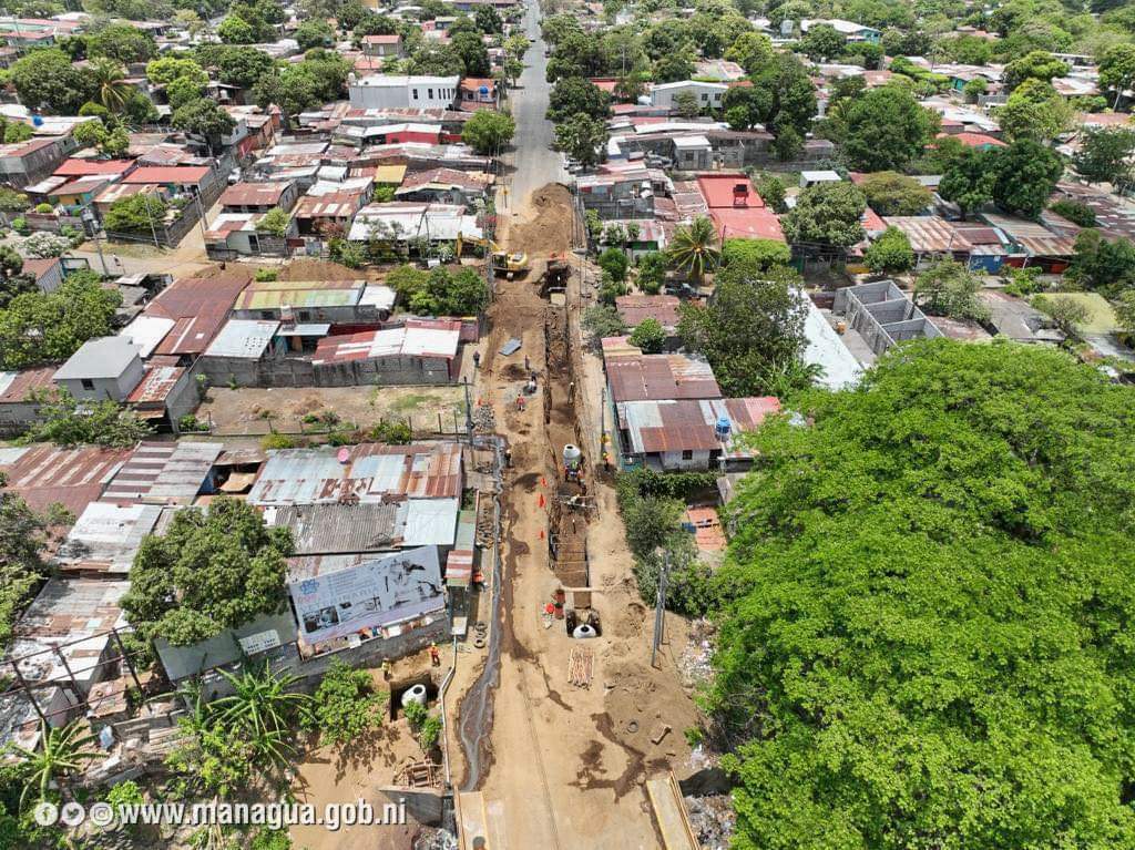 Alcaldía de Managua inició obras del Proyecto de Drenaje Sanitario en el Barrio Marvin Marin del DIII sobre la pista suburbana para conectar a unas 400 familias al alcantarillado sanitario. 
#ManaguaProgresoYVictorias