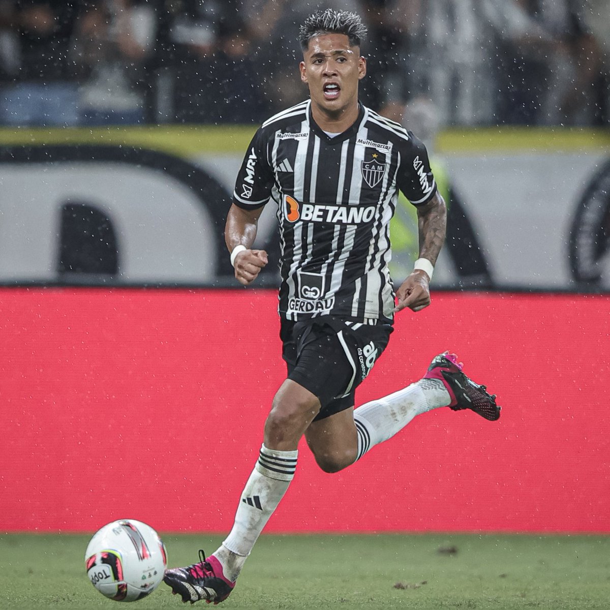 SofascoreBR's tweet photo. Matías Zaracho (25 anos) com a camisa do @Atletico:

⚔️ 121 jogos (98 titular)
⚽️ 16 gols
🅰️ 11 assistências
🔑 97 passes decisivos
✅ 85% acerto no passe
↗️ 64% acerto no passe longo
🆚 245 desarmes (!)
🦾 468 bolas recuperadas (!)
💯 Nota Sofascore 6.86

🇦🇷👏 https://t.co/0agyzih5SI