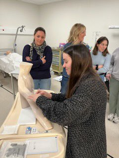 Cesu2A's tweet photo. Formation Gestion des Abords Veineux #cesu2a
Nous étions avec le service d’oncologie de Casteluccio et le palliatif du CHA 🥰
Merci à Graziella et Cathy 🥰 https://t.co/NUFeoEVRXu