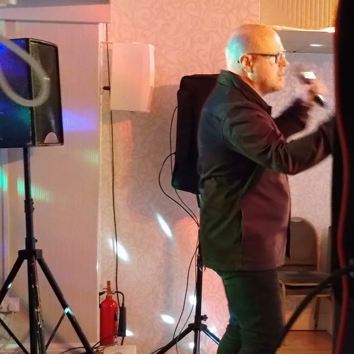 gowenmedia's tweet photo. Rounded off the Easter weekend at the monkey club listening to James Alexander who I did see on New year's eve but had to cut his set short due to illness, but he was in fine voice today #monkeyclub #tonypandy #jamesalexander #pub #singer #rhondda #EasterMonday #BankHolidayMonday https://t.co/49sNtbOPDp