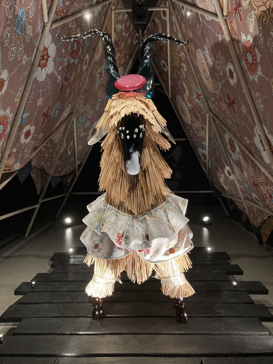 Lasinpuhaltaja, puuseppä ja olkitöiden tekijä -taide syntyy eri osaajien kohtaamisista. Vaeltajat-näyttely @malvamuseo #devilshunt by <a href="/KlausHaapaniemi/">Klaus Haapaniemi</a> <a href="/VisitLahti/">VisitLahti</a>