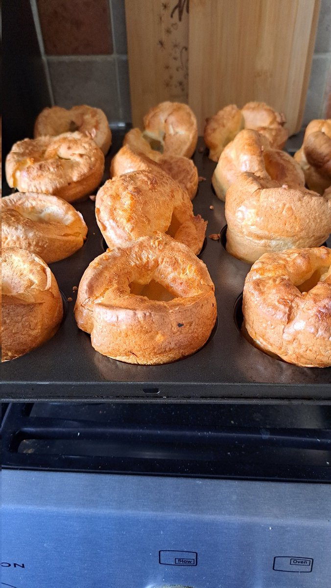 FoodieJanetk's tweet photo. Gorgeous homemade Yorkshire puddings - just perfect!
#Janetk_foodie #goodfood #nefood https://t.co/V9CSy8R4Af