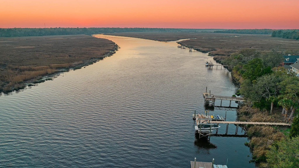 Nature's artwork at its finest. 🌅✨

📸 Charleston Real Estate Marketing

#charlestonsc #charlestonrealestate #charleston #sunset instagr.am/p/Cq3dgiGAngZ/