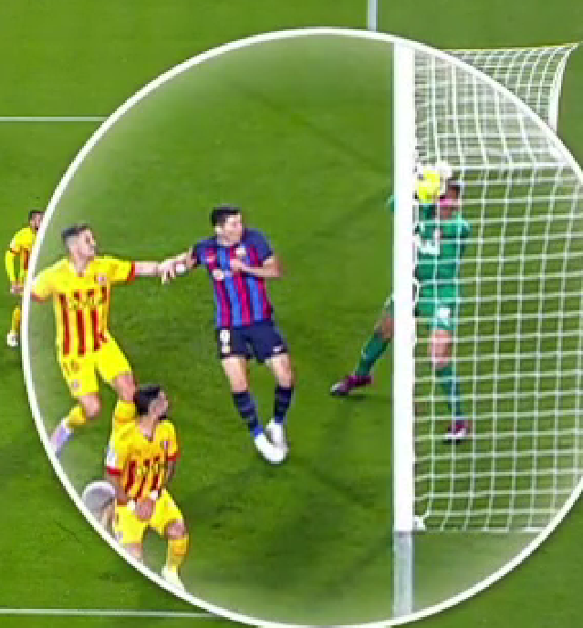 CuentaMister's tweet photo. O sea que se confirma. Que @LaLiga del gran @Tebasjavier ha quitado la tecnología para detectar a la perfección si el balón entra o no... haciendo que uno no pueda saber si esto es gol o no. Claro que sí hombre, quitar el VAR también para poder robar tanto como antaño... https://t.co/BA9nnTfbPe