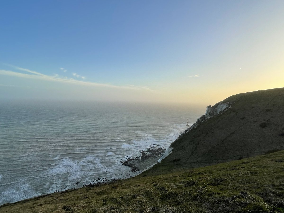 ShaunCrowhurst's tweet photo. Absolutely stunning. Even in a 40mph gusty wind 💨 🌅 

#beachyhead #beachyheadlighthouse #eastbourne #sussexcountryside #sussexcoast #uksunset #sunsetphotography https://t.co/M1Vbeqf6Xq