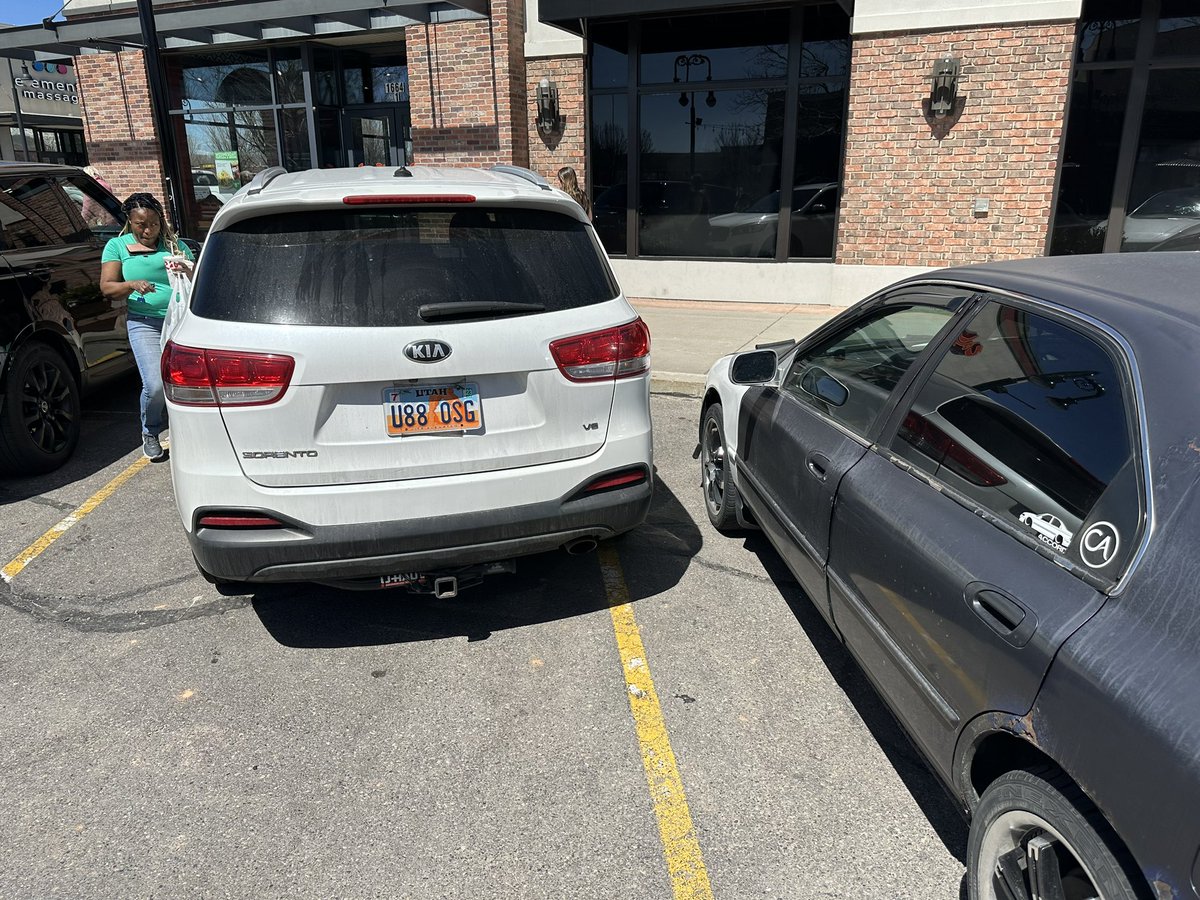 NICEYOURparking's tweet image. You’re over the line.🤦🏾‍♂️🚙 #overtheline #lunchtime #caferio #southjordan