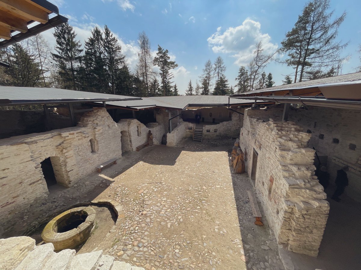 sifkka's tweet photo. To nejlepší z dneška - Zřícenina hradu Vízmburk, ještě v 70. bylo tohle všechno schované pod hlínou.
Pak už to šlo z kopce - 2x píchlá duše, jednou blbé lepení, tuhej španělák k obědu, ani jsme nestihli kafe a nakonec zavřená i pivotéka.Elapsed time: 7:40🤪
#denblbec #jsmekaput https://t.co/gBa3ceL5q4