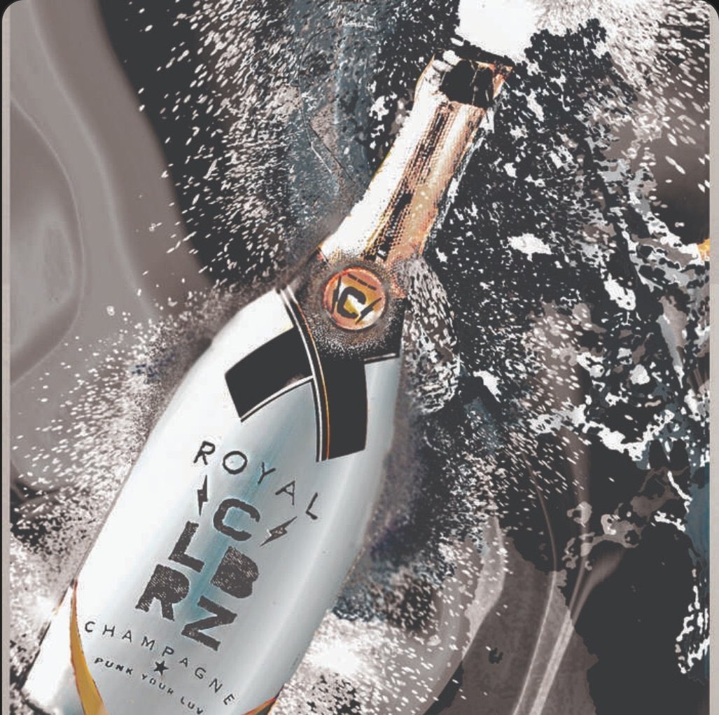 ROYALCLBRZ's tweet photo. To celebrate our #XRP whitelist opening we are giving away this cute @pXychoNFT and a platinum OG Bottle to 2 lucky winners 🎉 

WL &amp; Bulk deals available 👇 
https://t.co/Pxumqct8tE

👉 Follow @ROYALCLBRZ 
👉 like &amp; RT
👉 tag your #XRPARMY 
⏰ 72h

#XRPcommunity #NFT #Giveaway https://t.co/MQuuY1WEg7