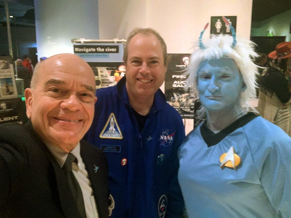 jaydiamond's tweet photo. "Please state the nature of your medical emergency"... with @SMarschall and @RobertPicardo at #YurisNight...
Hunting for someone to take the picture, Picardo says "@BillNye taught me how to do this right", then posed us and took the selfie himselfie...
#YurisNightLA #StarTrek https://t.co/tz0uZ2dxkc