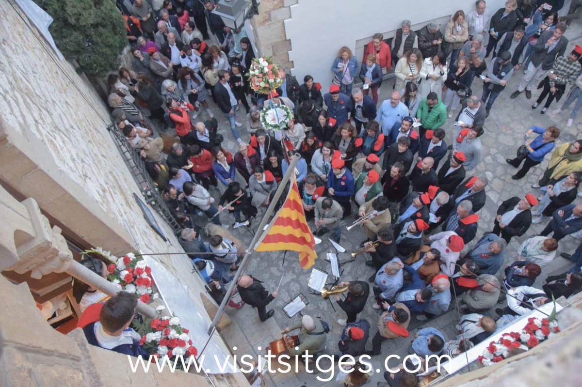 VisitSitges's tweet photo. Tradicional cantada de 📷 #Caramelles davant la porta del Palau del Rei Moro de #Sitges📷, dilluns de 📷#Pasqua 2023
TOT EL PROGRAMA DE SETMANA SANTA SITGES 2023
https://t.co/T0zcvzGC9j
#SetmanaSantaSitges23 #SetmanaSantaSitges #SetmanaSanta #SemanaSanta2023 https://t.co/mQRkHEvrzS