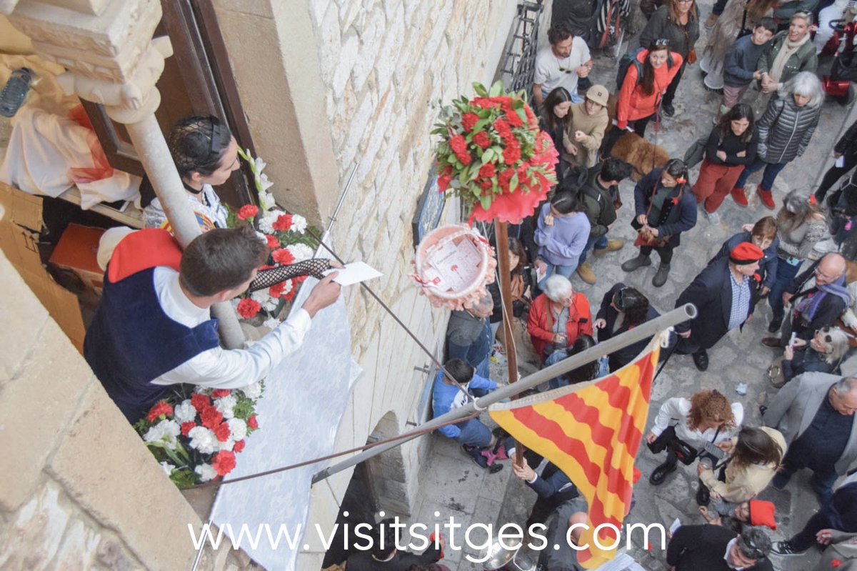 VisitSitges's tweet photo. Tradicional cantada de 📷 #Caramelles davant la porta del Palau del Rei Moro de #Sitges📷, dilluns de 📷#Pasqua 2023
TOT EL PROGRAMA DE SETMANA SANTA SITGES 2023
https://t.co/T0zcvzGC9j
#SetmanaSantaSitges23 #SetmanaSantaSitges #SetmanaSanta #SemanaSanta2023 https://t.co/mQRkHEvrzS