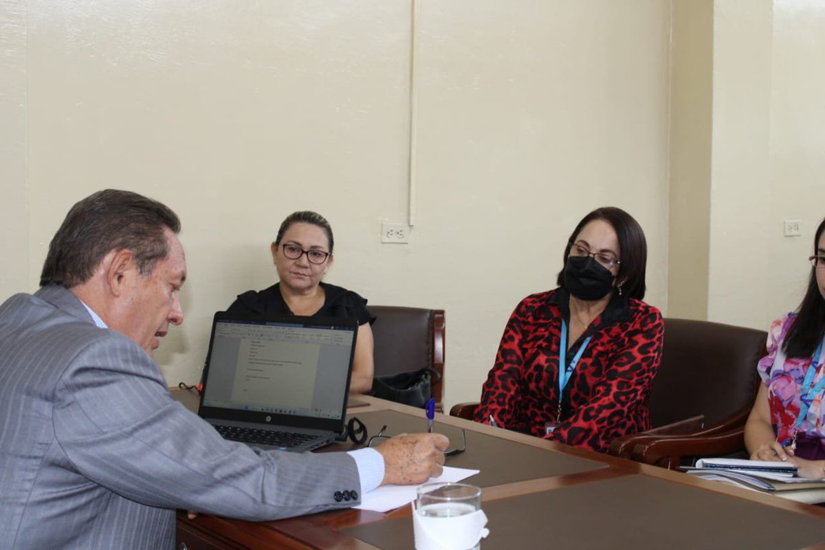 #ElOro | Con el objetivo de garantizar la calidad de los servicios, <a href="/IsabelCuevaOrt1/">Isabel Cueva Ortega</a>, coordinadora Zonal junto a directores distritales de <a href="/Salud_Ec/">Ministerio de Salud Pública 🇪🇨</a> se reunieron con el Gobernador, <a href="/FernandoApoloV/">Fernando Apolo</a>. Se realiza seguimiento al equipamiento, infraestructura y medicamentos.