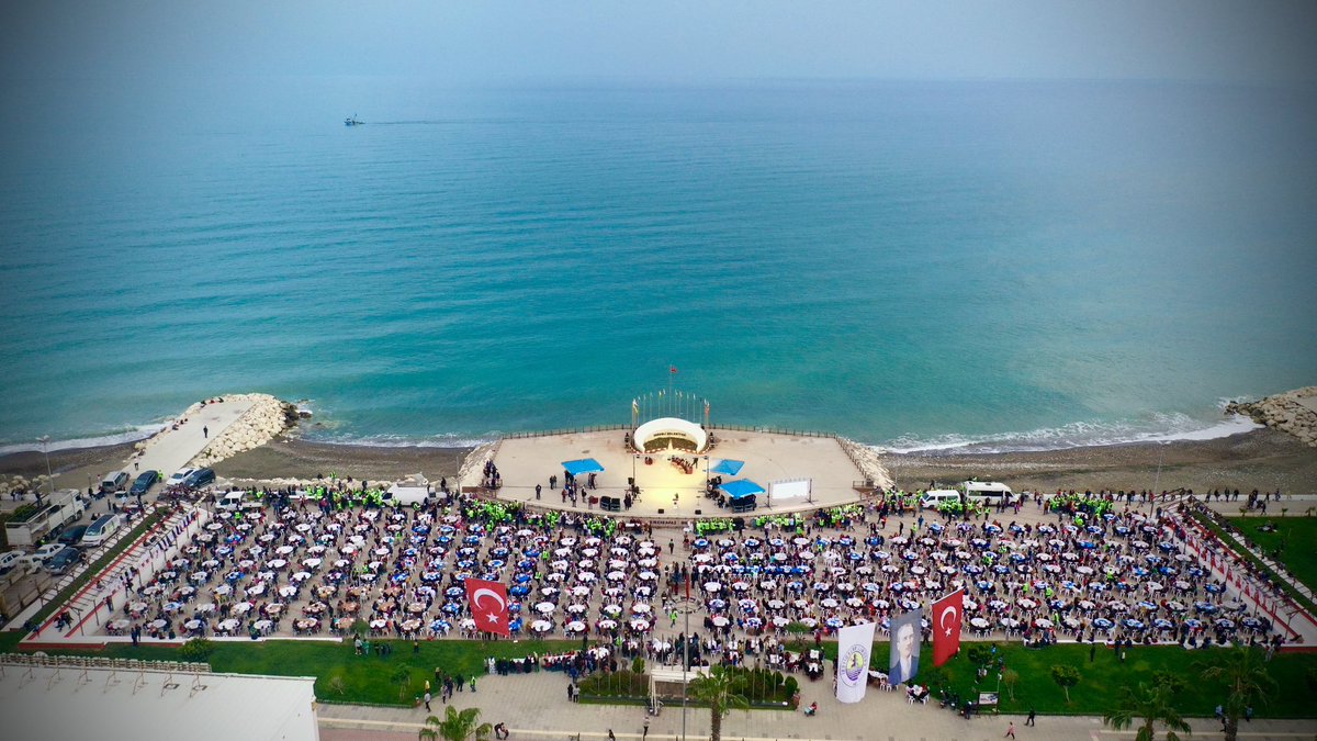 mukerremtollu33's tweet photo. Sofralar bereketle, arz semayla buluştu.
Ramazan Ayı’nda 10 binin üzerinde hemşehrimizle Dr. Devlet Bahçeli Meydanı’nda iftar sofrasında buluştuk.
Ramazan birlikte güzel. 
#HayırlıRamazanlar https://t.co/u1KSAqAzcJ
