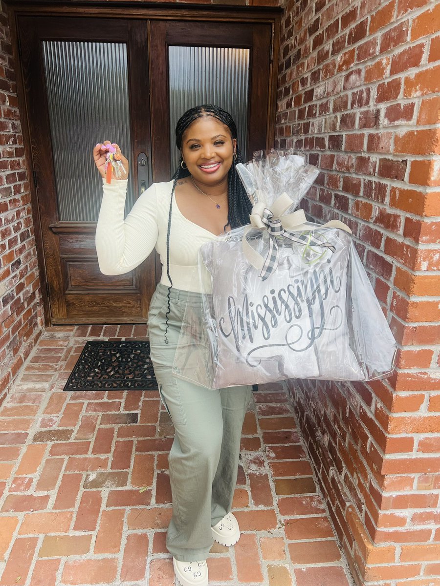 E_Fetch's tweet image. Closing Day. 🔑🏠🥳

#FirstTimeHomeowner