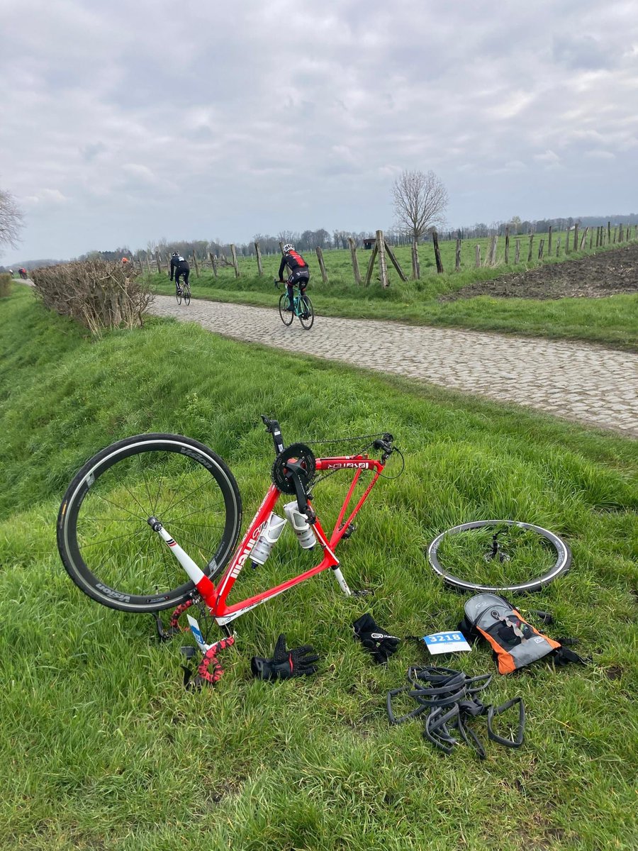 Chino__Mendez's tweet photo. Bref … j’ai survécu à l’enfer du Nord !
#ParisRoubaix #ParisRoubaixChallenge #145kms #pavés #cobbles #monsenpevele #aremberg #trouee #carrefourdelarbre #monument #cyclisme #cycling #cinelli https://t.co/vbvVasfZ6d