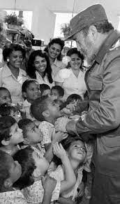 El #FidelPorSiempre de los niños 🥰❤️

#10DeAbril 
62 cumpleaños de los Círculos Infantiles

#CubaViveEnSuHistoria