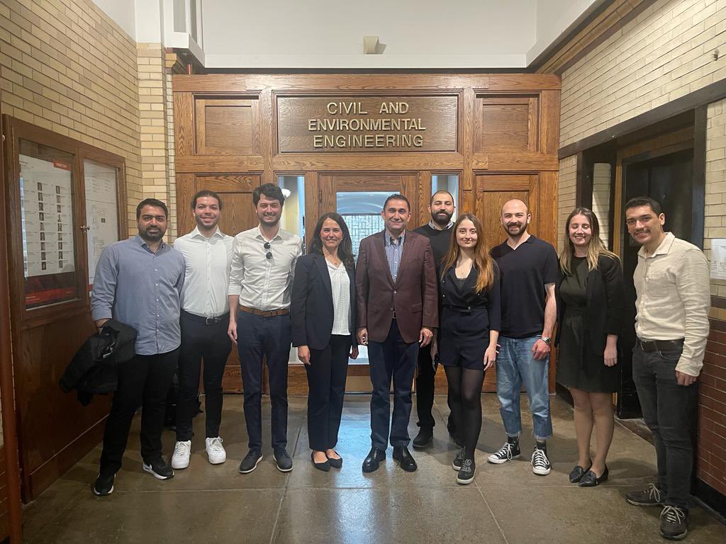 TC_NewYorkBK's tweet photo. 📍Carnegie Mellon University, Pittsburgh

Öğrenci Derneğimizin @cmu_tuso davetlisi olarak Pittsburgh'dayız. 

İlk ziyaretimizi inşaat alanındaki yenilikçi teknolojilere öncülük eden CMU İnşaat ve Çevre Mühendisliği Bölümü'nün Başkanı Prof. Burcu Akıncı'ya gerçekleştirdik! https://t.co/aSqFDzoCeb