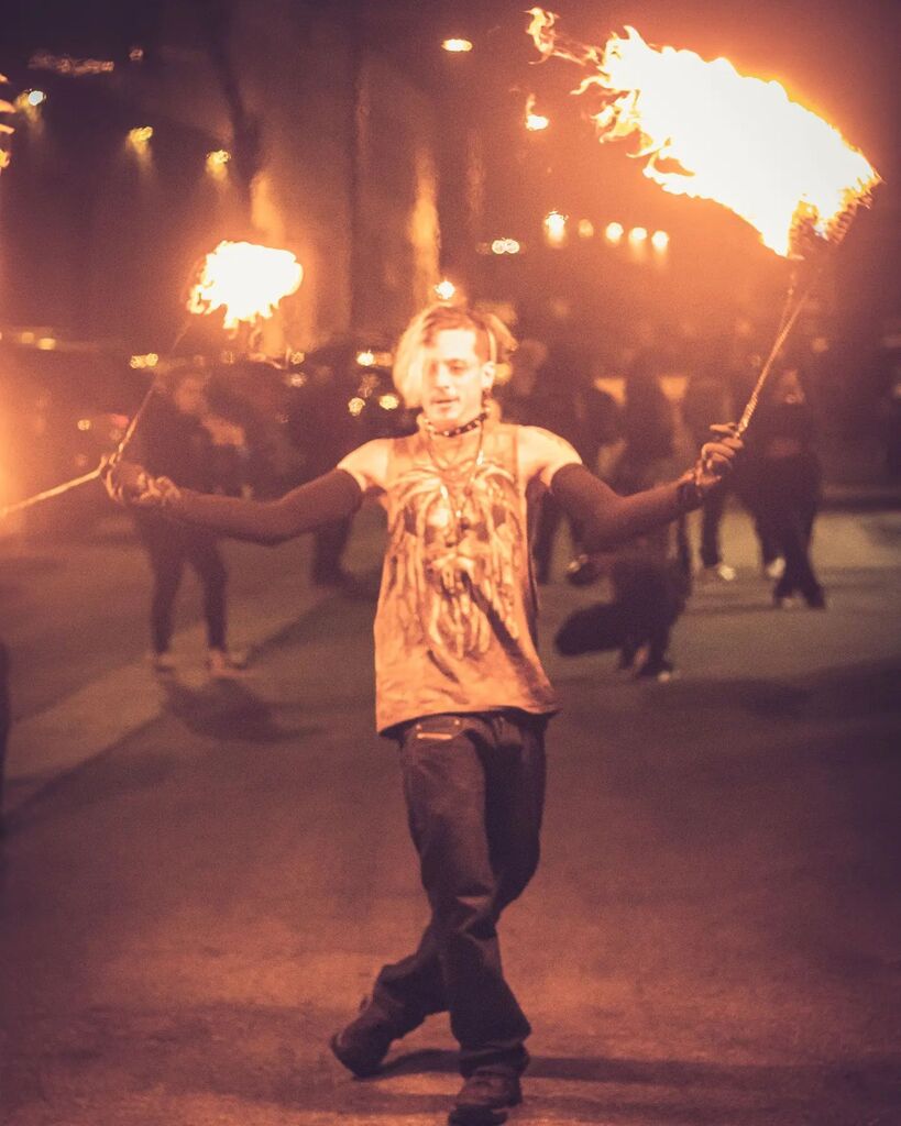 'Everyone wants the fairy tale, but don’t forget there are dragons in those stories.' R.Queen
#enygmaphotography #enygmaphotog #firedancer #firedance #firespinning #firelight #poi #artnchill #urbanphotography  #smallartist #smallbusiness #localartist #losangelesphotographer …