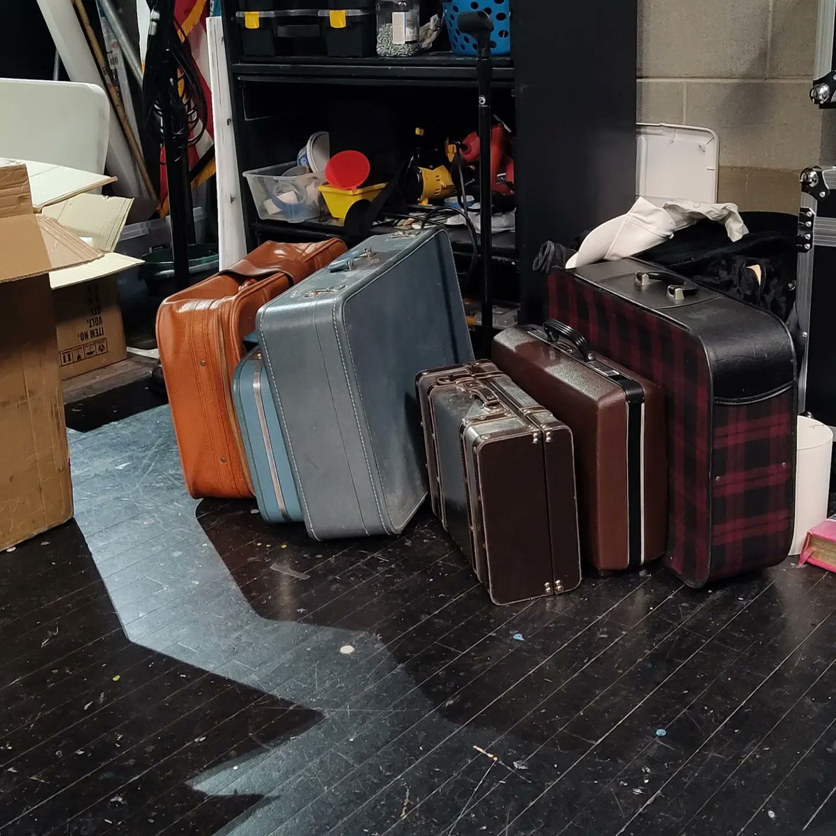 The Wells Fargo Wagon just delivered a bunch of talented actors🎭 and suitcases💼 backstage! @Kings_HS <a href="/kings_theatre/">Kings Theatre</a> <a href="/TheAngieZ/">Angie Zlatic</a>