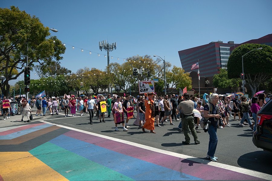 WEHO_TIMES's tweet photo. PHOTOS - @LALGBTCenter estimates over 2,000 rallied against anti-LGBTQ+ legislation in the U.S. at Drag March LA in @wehocity - #wejotimes #wehonews #weho #westhollywood #DragMarchLA #DragMarch https://t.co/ir2AVFDgzp https://t.co/XKxjkMGkbW