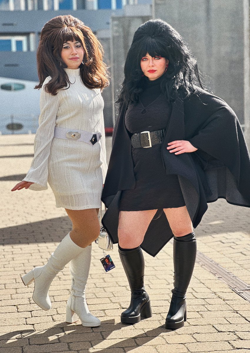 rare non art-related post!! Had the most fun time at Star Wars Celebration ✨ cosplayed as 1960s mod Leia with preludetoventure as 1960s Kylo Ren 🖤 #StarWarsCelebration #StarWarsCelebration2023