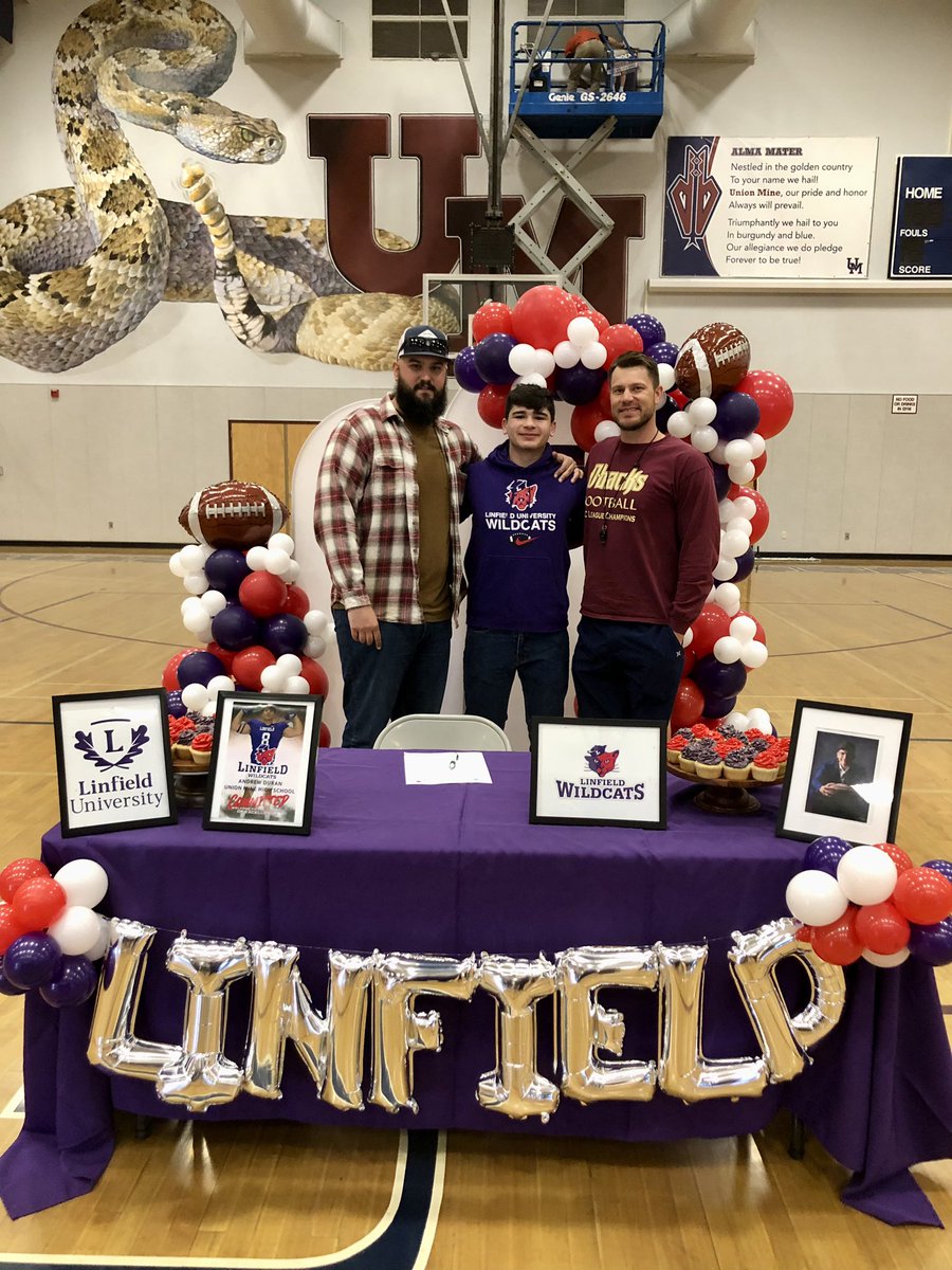 Andrew_R_Duran's tweet photo. Officially signed and committed to @LinfieldUniv this morning surrounded by family, Coaches, teammates and friends. Incredibly blessed for this opportunity and excited to continue my academics and football growth @LinfieldFB @CoachLyons6 @CoachSmithCats @CoachBoseke https://t.co/PjpBEKNfBs