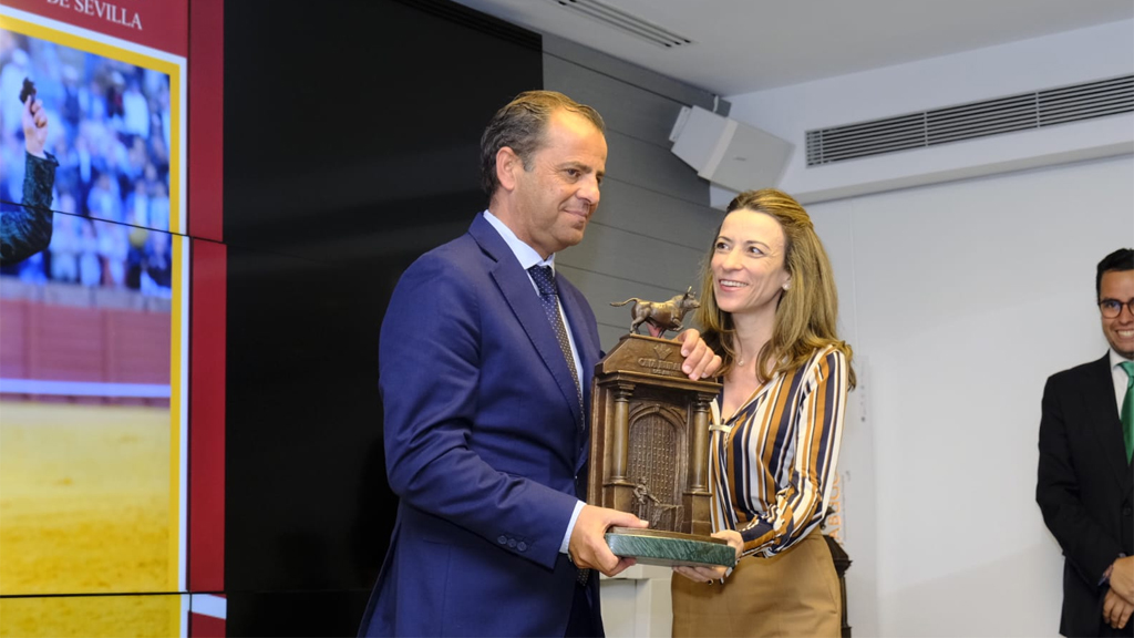 El director general de Canal Sur, Juande Mellado, recoge el premio de la Caja Rural a la institución más destacada en el apoyo y promoción de la Fiesta de los toros

🌐 csur.red/aSXZ50NFnoh

🗣️ <a href="/Juandemellado/">Juande Mellado</a> | <a href="/grupocrsur/">Caja Rural del Sur </a> 

💚 #MásAndalucía
📲 #MásCanalSur