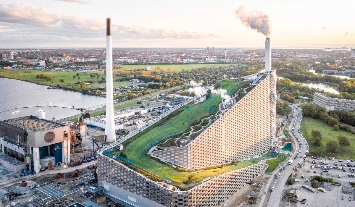 BEYOND THE ENVELOPE | KAI-UWE BERGMANN, Partner, BIG
Presentation and Interview Series
APRIL 12, 2023 @ 12:30 – 1:30 PM -- ONLINE
To register: nyit.edu/events/copenhi…

COPENHILL POWER PLANT, COPENHAGEN, 2019

– REIMAGINING SOCIAL INFRASTRUCTURE