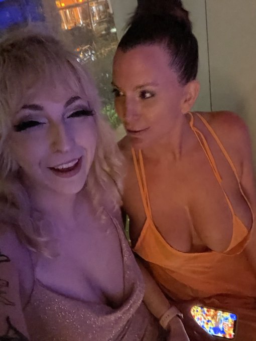 Such a fun night at my first xbiz awards with you 💞 love you https://t.co/SUzq3sXAXc<a href="/tag/smcontest"class="tags"><span>#smcontest</span></a>