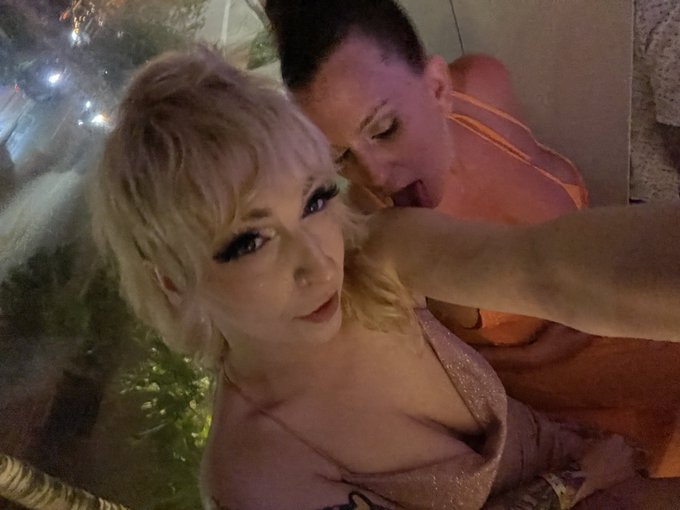 Such a fun night at my first xbiz awards with you 💞 love you https://t.co/SUzq3sXAXc<a href="/tag/smcontest"class="tags"><span>#smcontest</span></a>